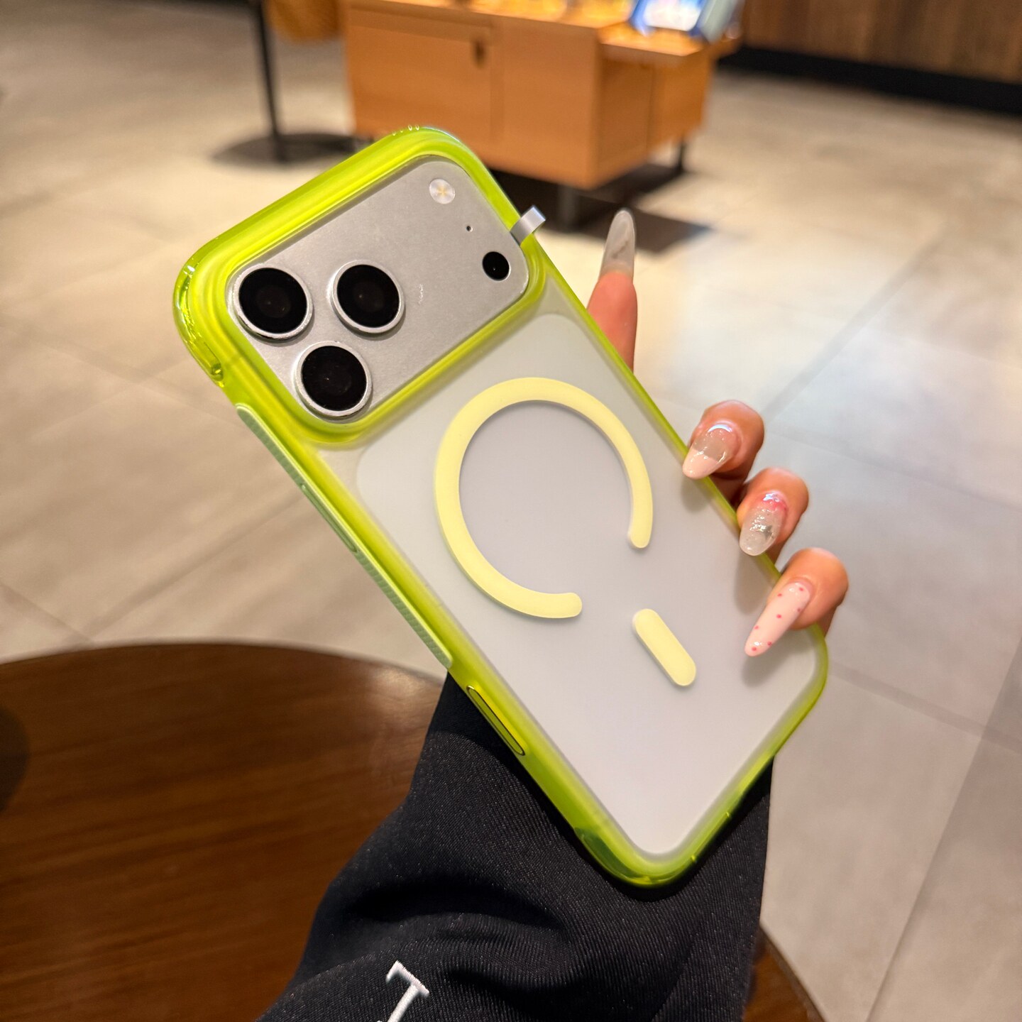 气囊四角防摔适用苹果17promax手机壳iPhone17pro磁吸新款半透明磨砂荧光绿17pm防指纹全包高级Magsafe保护套