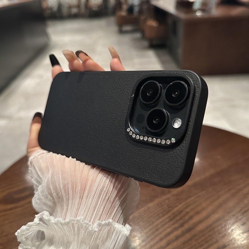 适用苹果15手机壳iPhone15promax水钻镜头14pro新款高级感黑色皮纹13外壳14pm全包防摔15pro奢华闪钻保护套女