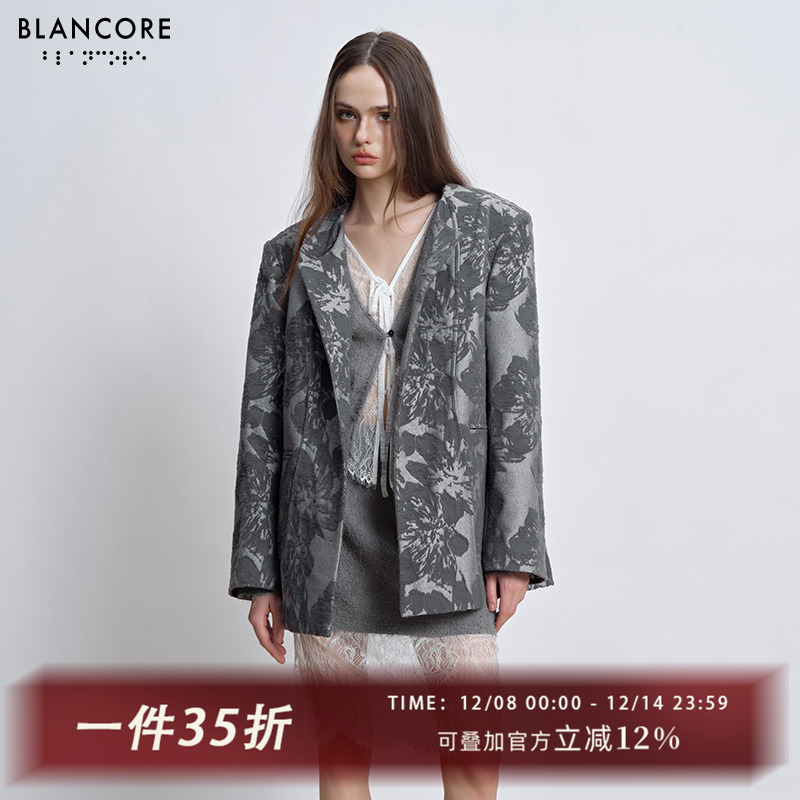 廓形西装外套，简洁翻领设计，毛感提花纹理