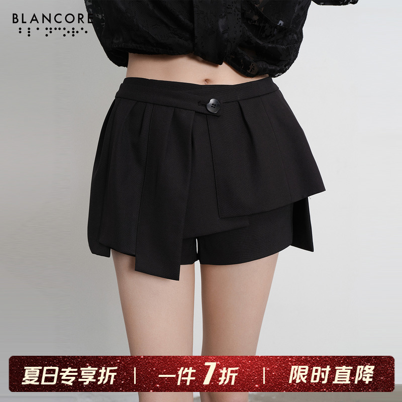 两件套短裤设计，面料挺括，增加穿着多样性