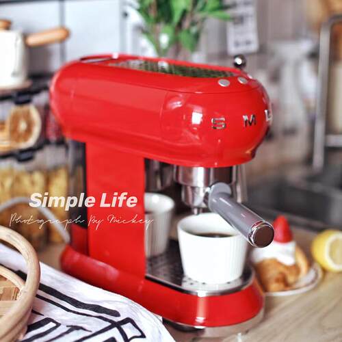 SMEG/斯麦格国行版意式半自动咖啡机家用办公室小型奶泡蒸汽ECF01