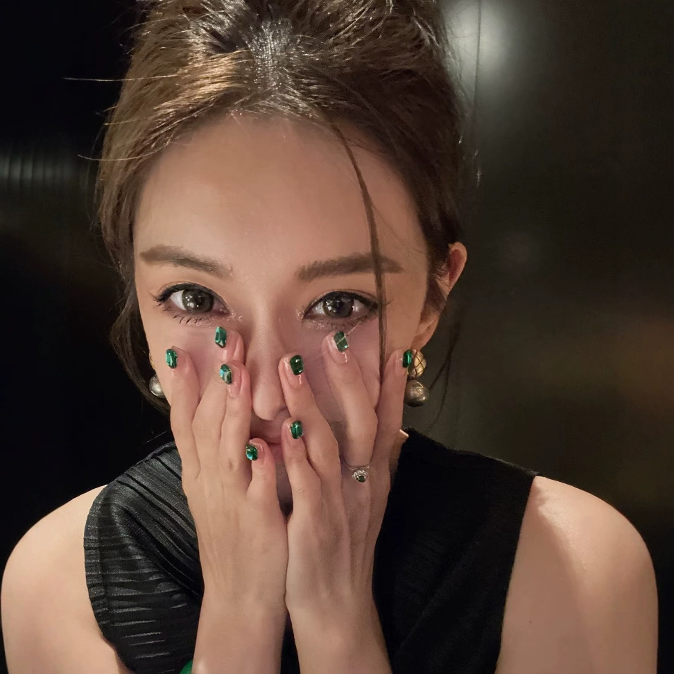 奈奈子美甲铺  裸色高级显白光疗甲绿钻翡翠绿气质爆款手工穿戴甲