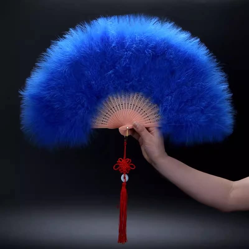 羽毛扇子晨袍折扇夜上海广场表演舞蹈汉服少女古风性感女神拍照