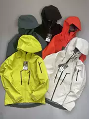 Functional Outdoor Couple's Hardshell Jacket with Triple Protection Against Wind, Water, and Tears, Suitable for Mountaineering and Skiing, Trendy Design