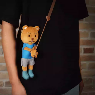 搞笑漫画 被拘捕的可爱毛绒熊熊玩偶 背肩挎