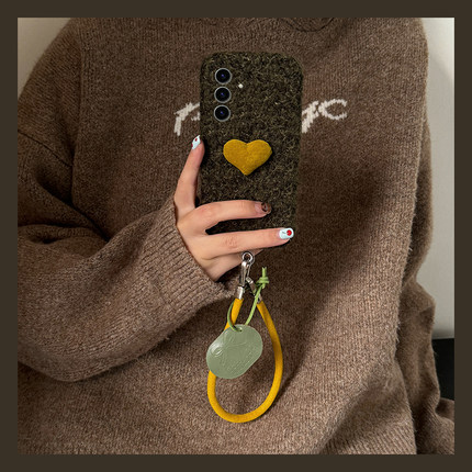 ins风橄榄绿爱心适用三星s25edge手机壳s24plus挂件s23+十s22皮绳s21fe秋冬s20ultra毛绒s10立体s9/s8/note20