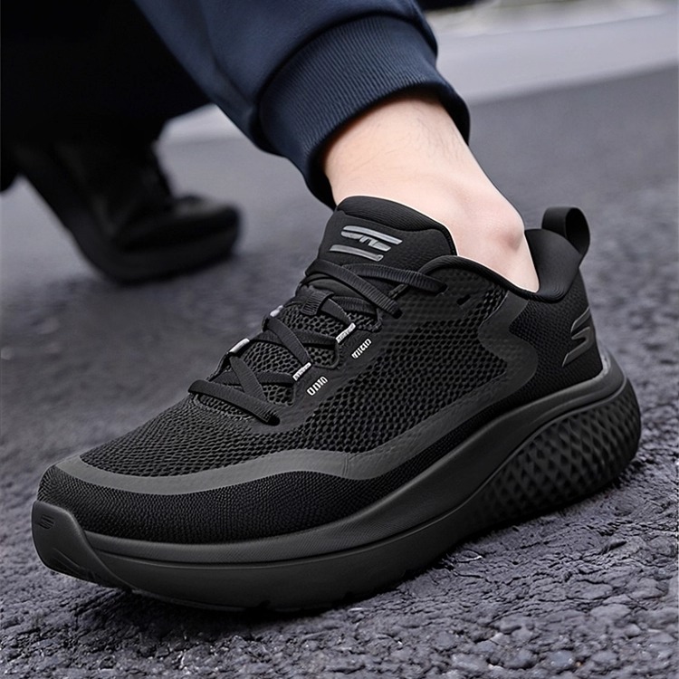 简洁网布鞋面，轻薄舒适