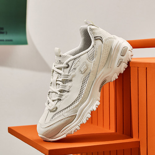 多材质拼接鞋面，丰富层次感