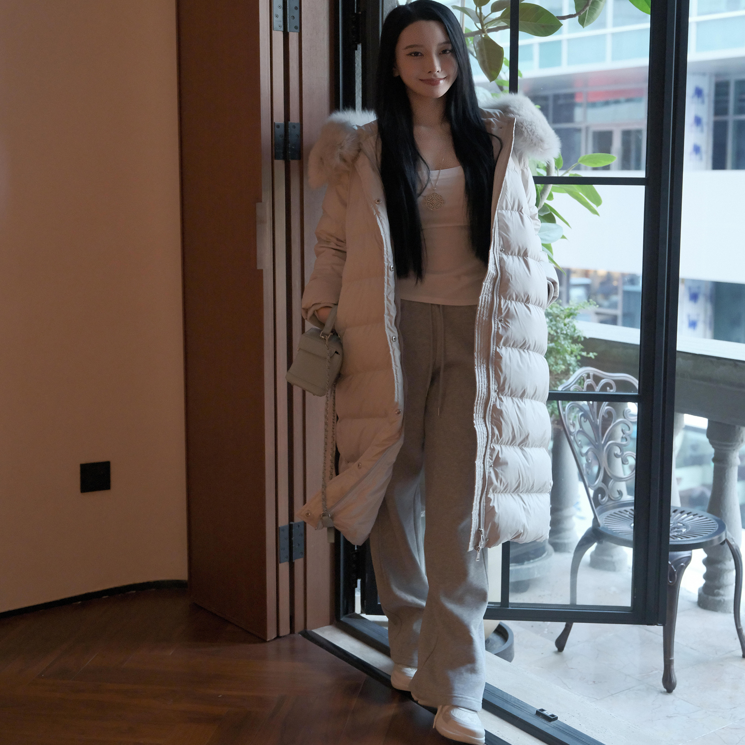 孙智惠2025秋冬收腰中长款羽绒服