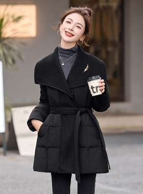 2025年冬装黑色翻领羽绒服女中长款宽松收腰显瘦白鸭绒外套极简风