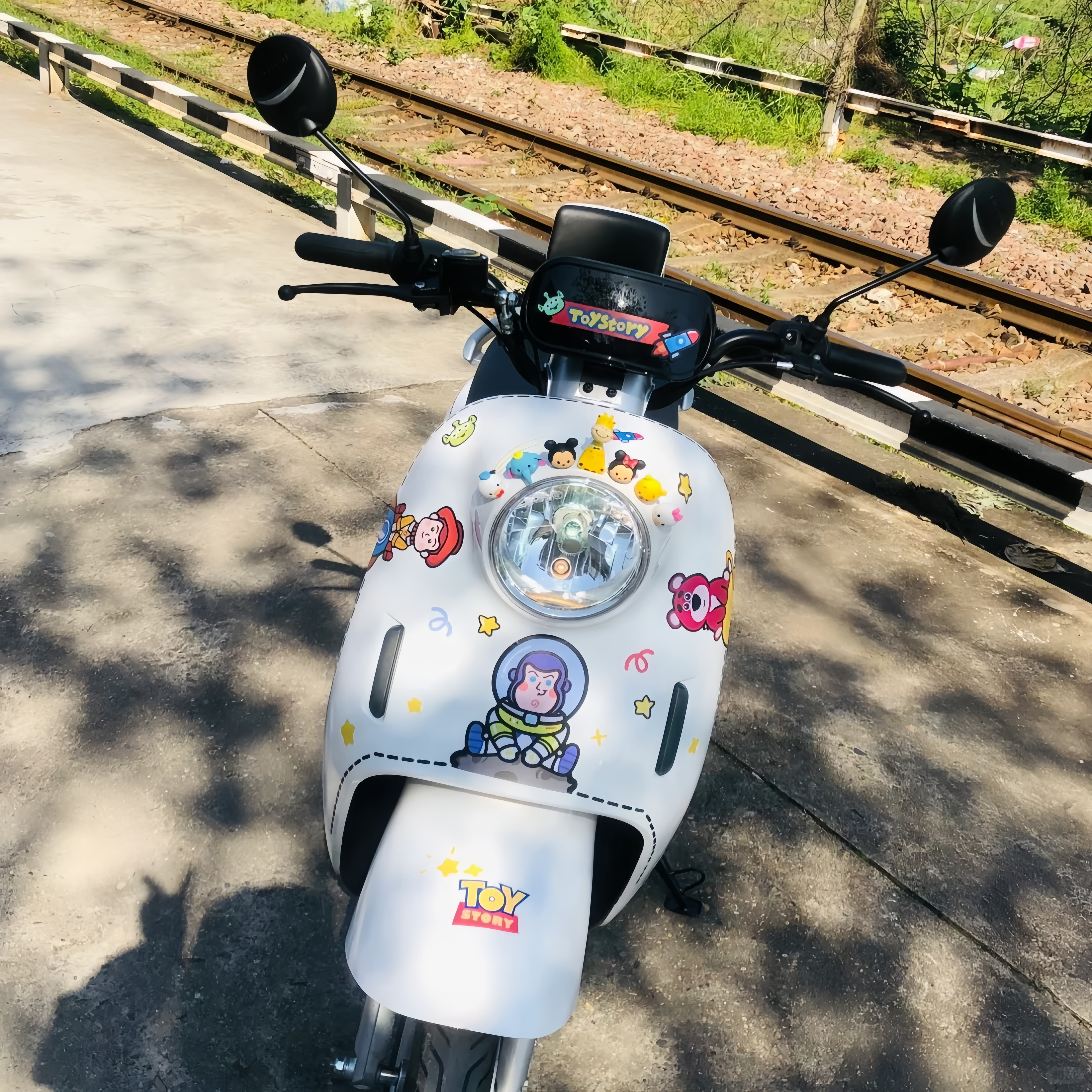 卡通可爱玩具总动员电动车贴纸创意个性划痕遮挡装饰贴防水防晒贴