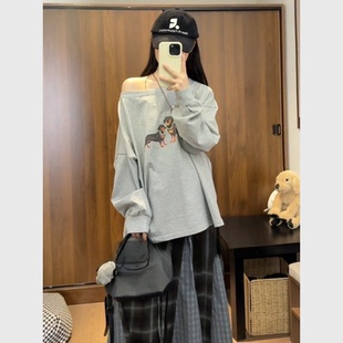 灰色斜肩衛(wèi)衣女2025新款 巨好看設(shè)計(jì)感韓系寬松甜辣臘腸狗印花上衣