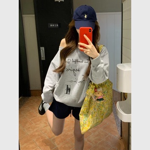 韓系慵懶甜辣巨好看寬松休閑印花上衣秋季 灰色斜肩衛(wèi)衣女2025新款
