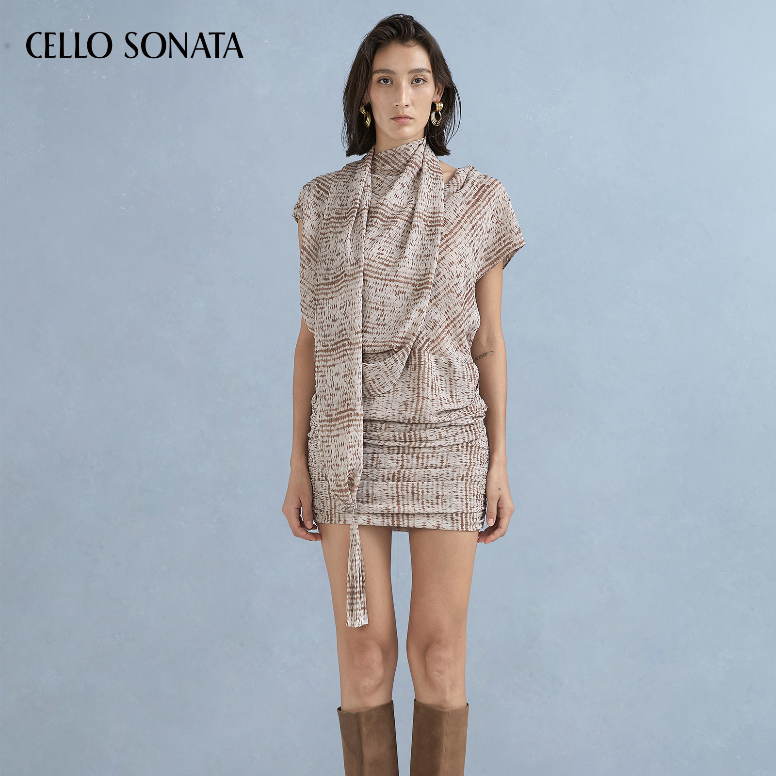 Cello Sonata25春夏新款 飘带挂脖设计感包臀裙印花不规则连衣裙