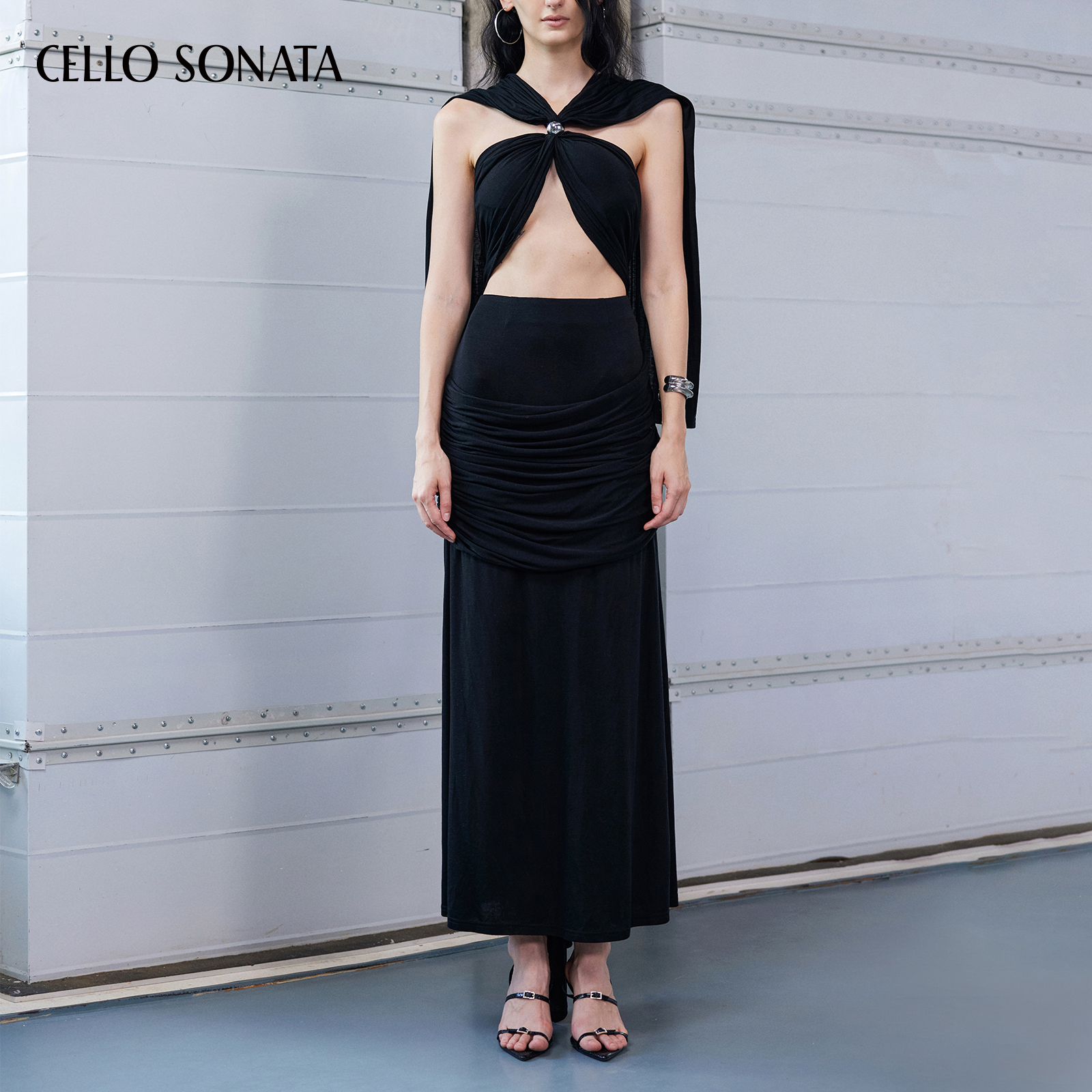Cello SonataTS5早春系列 黑色露腰褶皱挂脖针织连衣裙宴会长裙