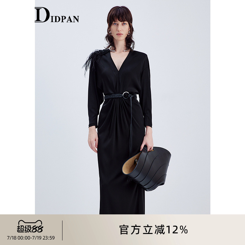 IDPAN长袖连衣裙2025春季新款气质v领时尚精致礼服裙显瘦黑色长裙