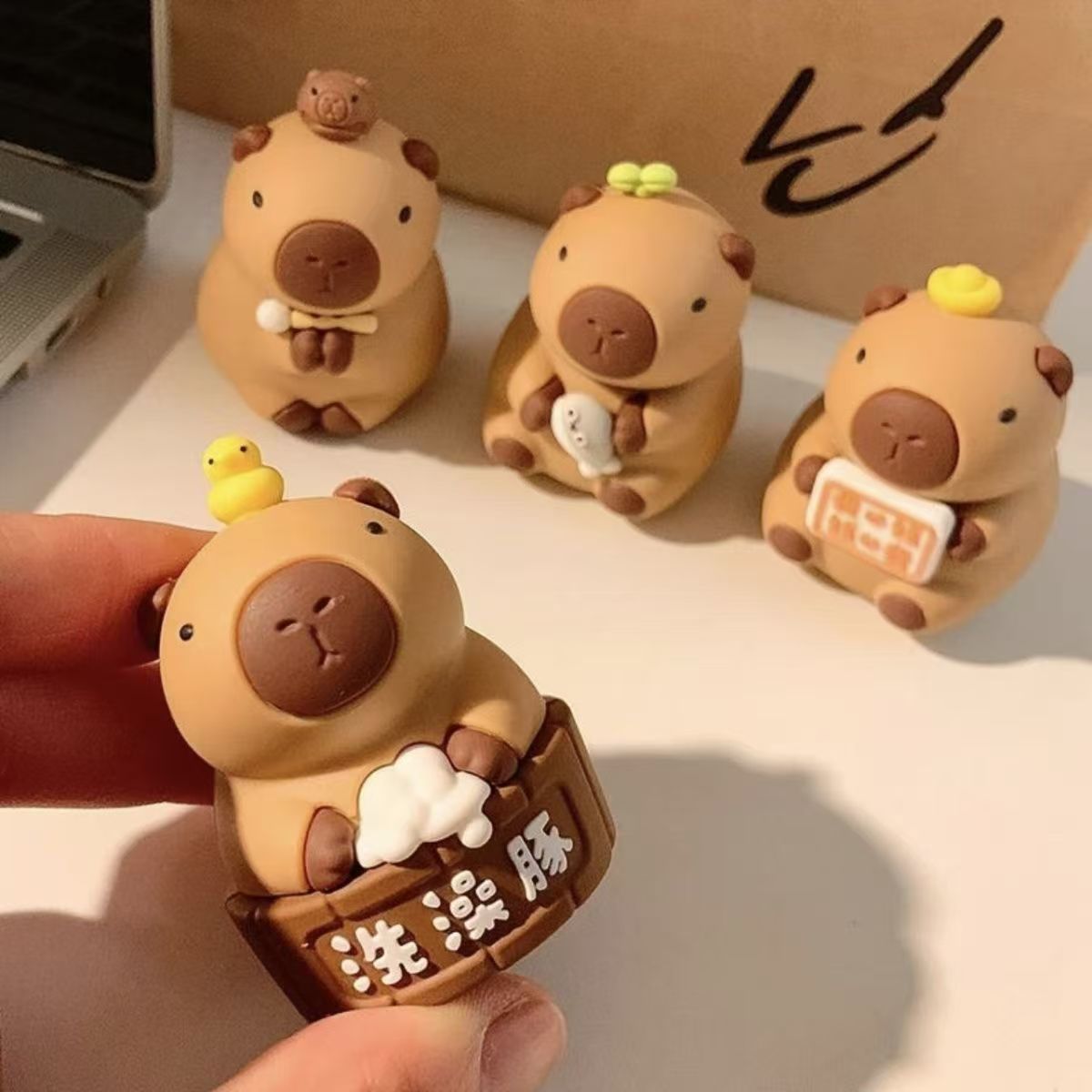 可爱卡皮巴拉摆件水豚办公室桌面工位装饰解压治愈生日小礼物学生
