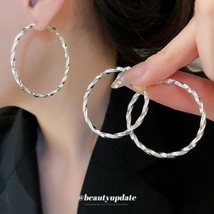 银针扭曲圆形吊坠耳圈个性 优雅耳坠耳环轻奢高级感耳饰女 简约时尚