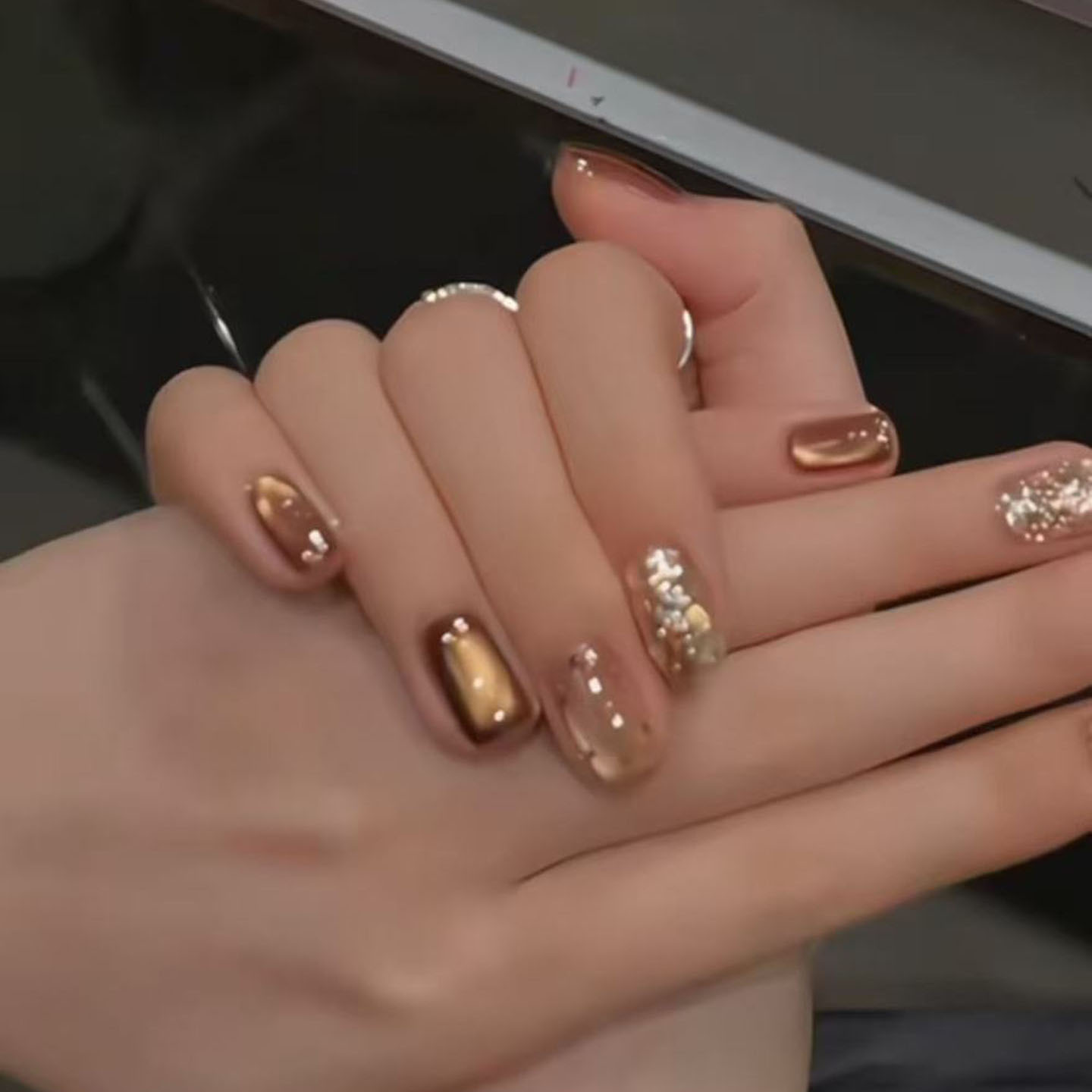 简约高级感秋冬短款金棕猫眼美甲