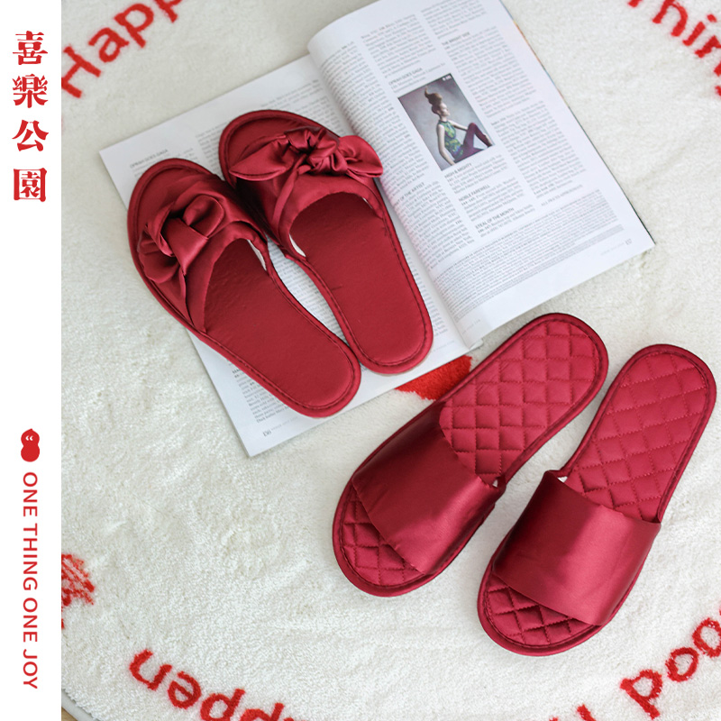 喜乐公园结婚一对红色绸缎拖鞋