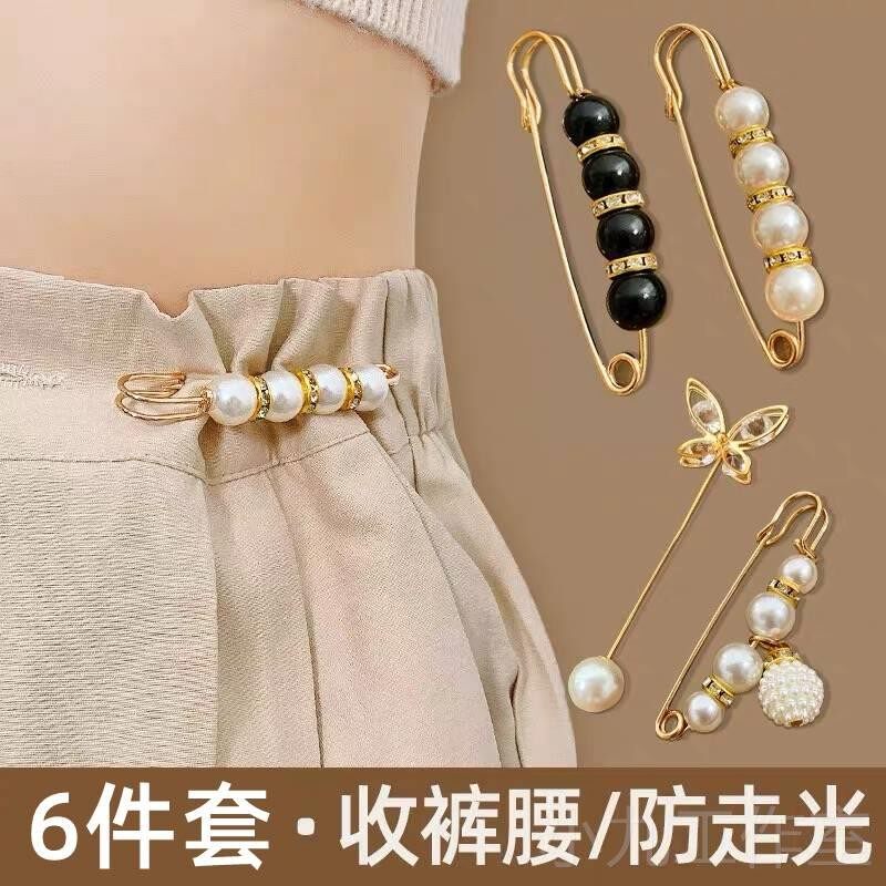 바지 허리를 더 작은 사이즈로 바꾸고 허리 인공 브로치를 조이고 2023년 최신 트렌드의 고급 여성 버클 핀으로 의류 액세서리를 수정했습니다