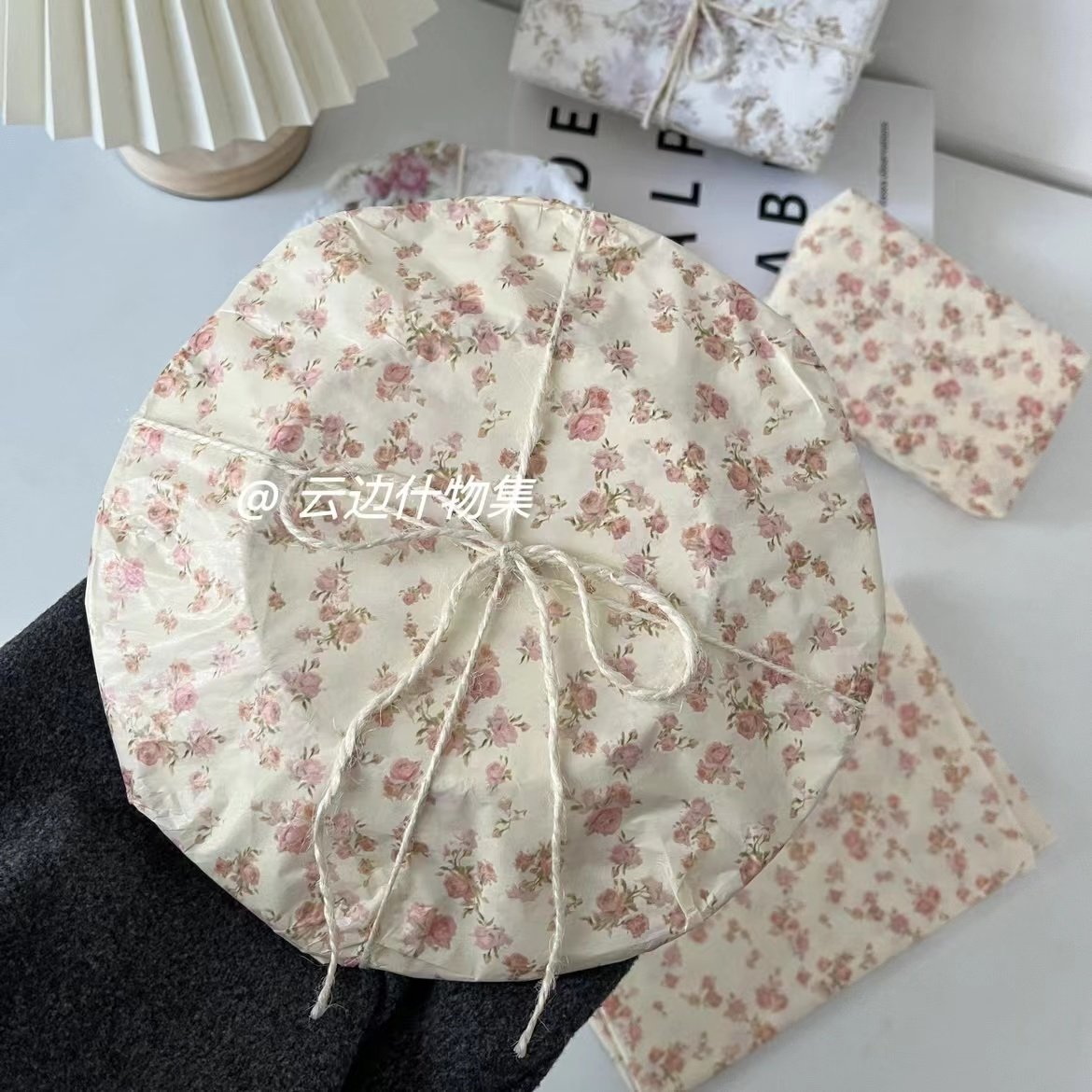 슈퍼 부드러운 꽃 시드니 종이 선물 꽃 포장지 흰색 배경 잎과 꽃 작은 신선한 사진 배경 종이
