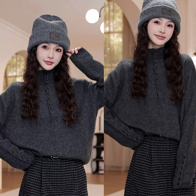 慵懒风灰色半高领排扣毛