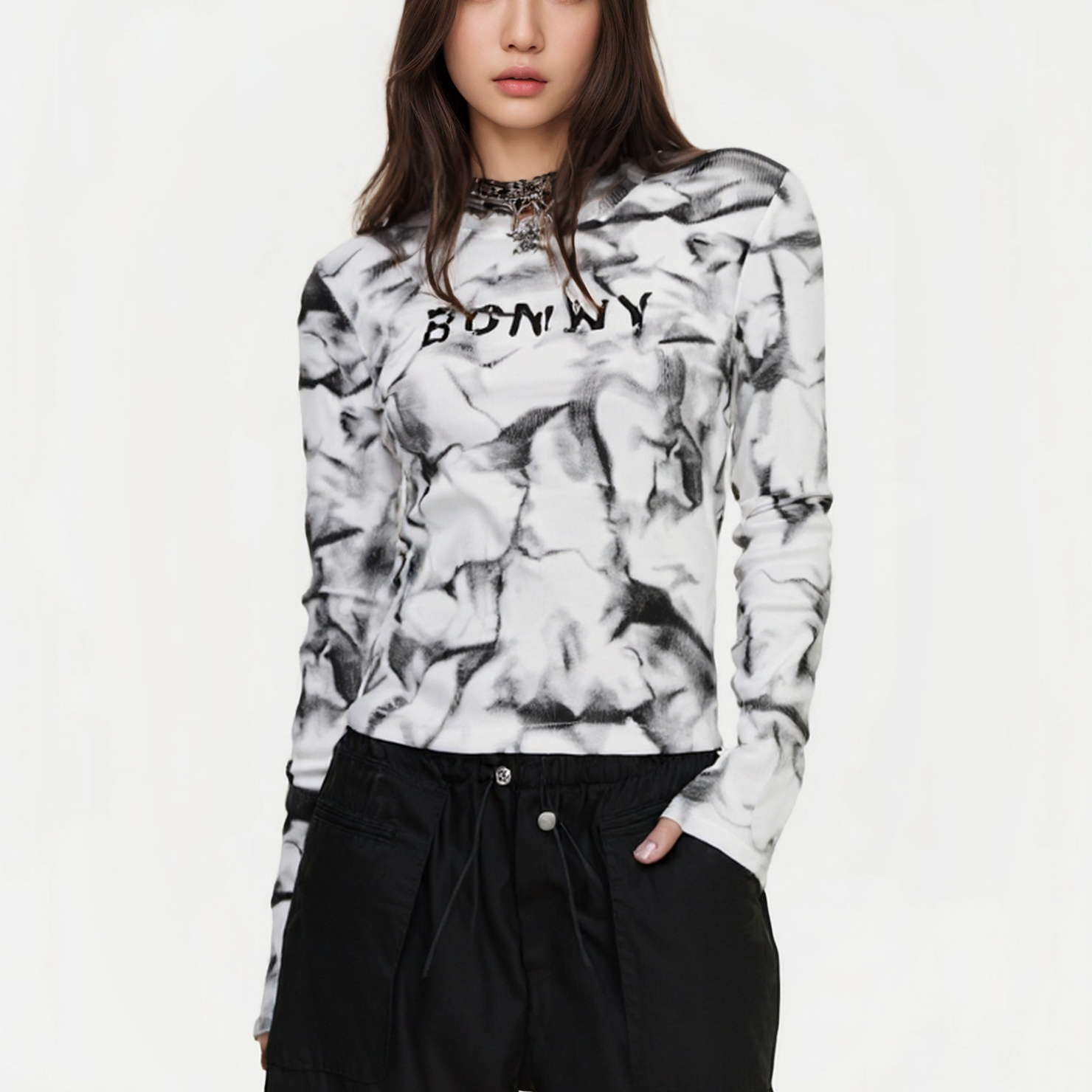 BW 新款圆领晕染字母印花长袖T恤女时尚短款上衣白色