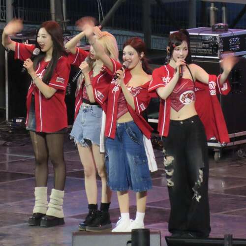 韩国女团kpop同款校庆aespa金纹庭红色外套JAZZ爵士舞街舞打歌服