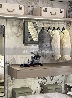 轻奢风样板间衣帽间衣服饰品摆件
