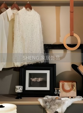 轻奢风样板间衣帽间女士衣服摆件