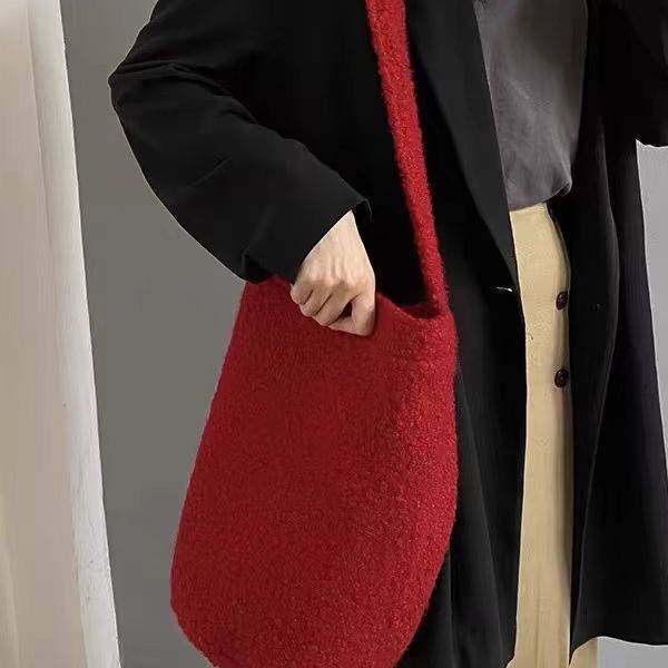 自制复古毛绒大容量红色水桶包包女百搭单肩包秋冬小众休闲斜挎