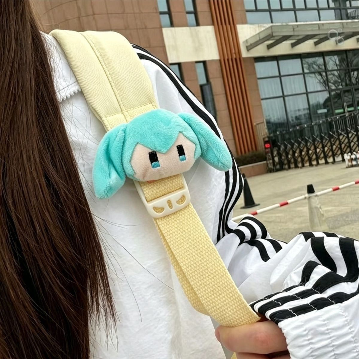 绑在书包肩带上的玩偶初音萌玩偶挂件抱抱魔术贴书包趴肩
