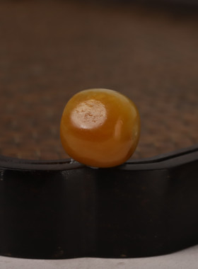 新疆和田玉籽料黄沁老型珠单珠