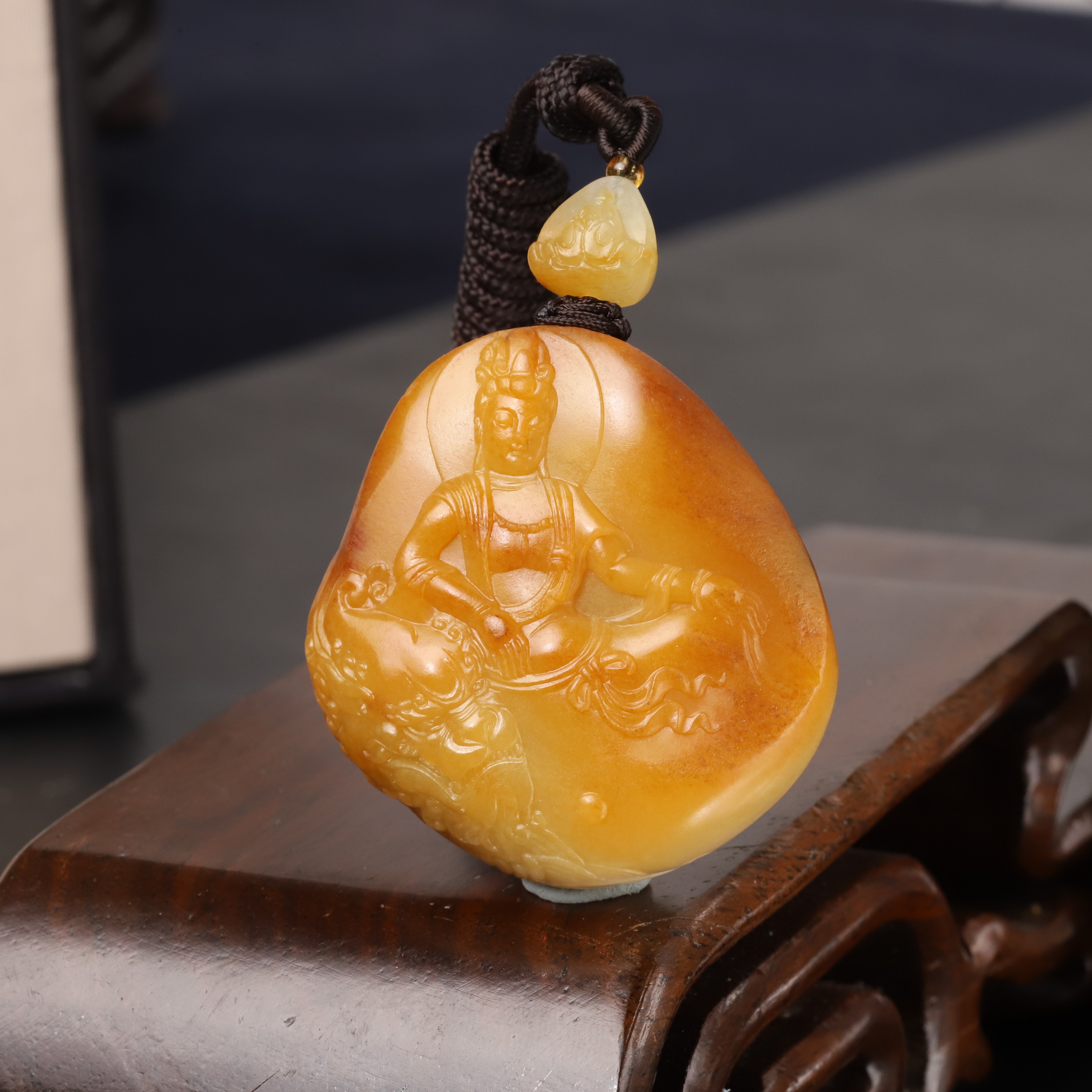 苏工新疆和田玉籽料独籽黄沁观音黄玉菩萨挂件吊坠天然正宗