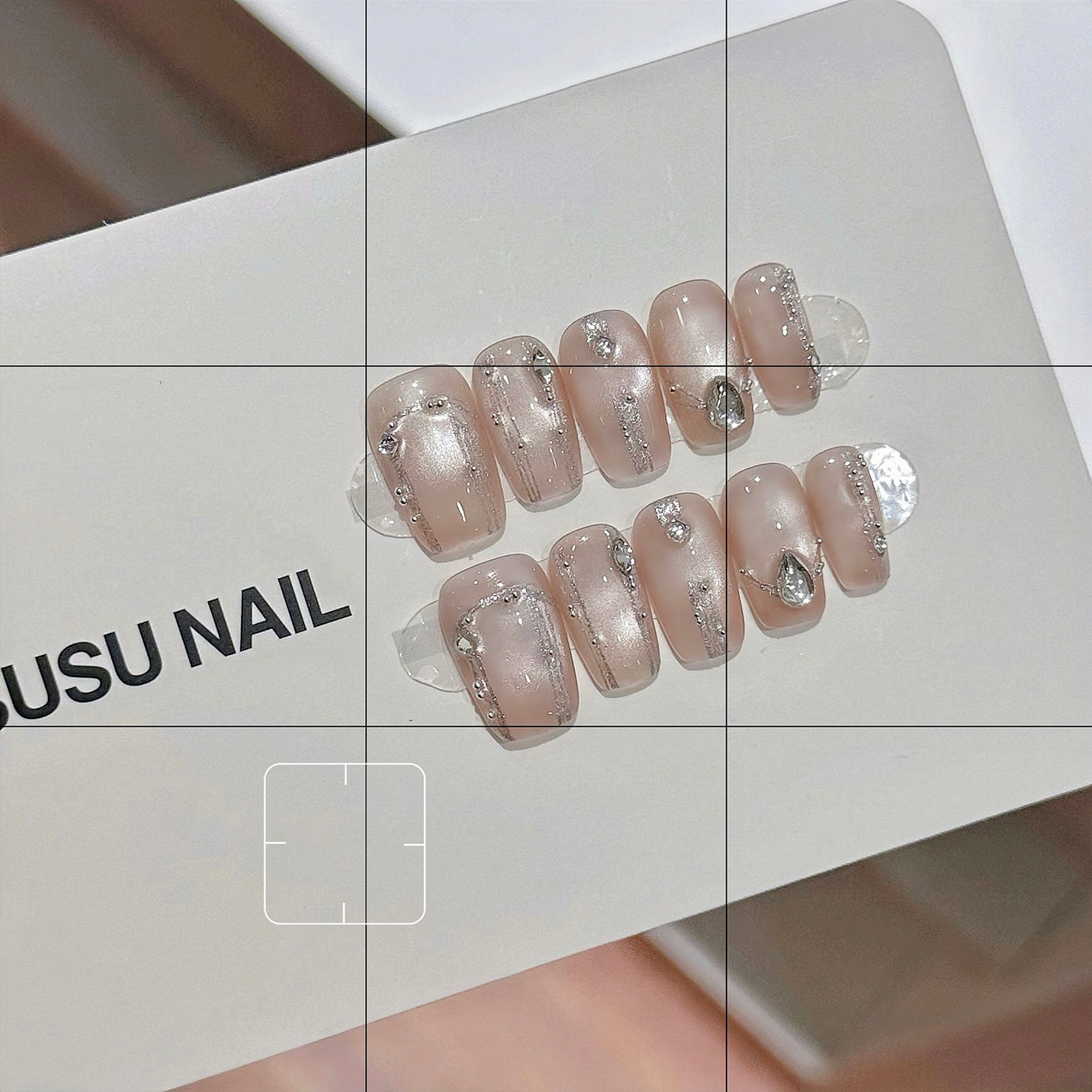 【冻冻冰】SUSU纯手工穿戴甲短款爆闪满钻波光猫眼轻奢光疗美甲