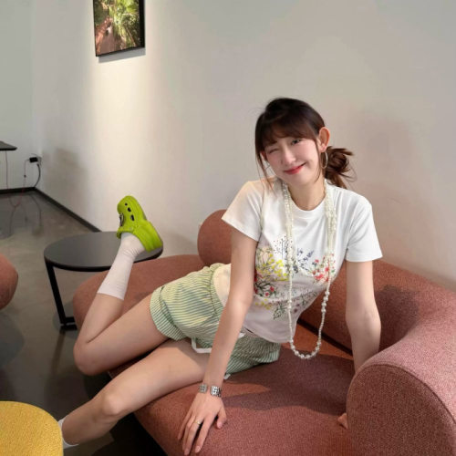 韩系小众花卉印花圆领短