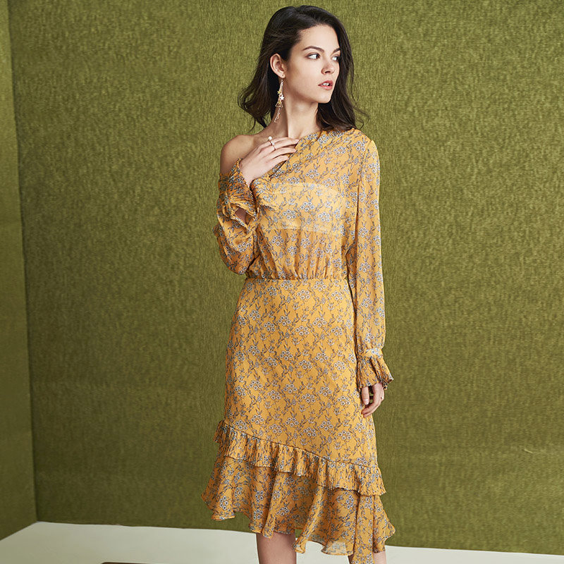 斜领露肩雪纺碎花连衣裙女性感春夏新品中长款松紧腰不对称荷叶边