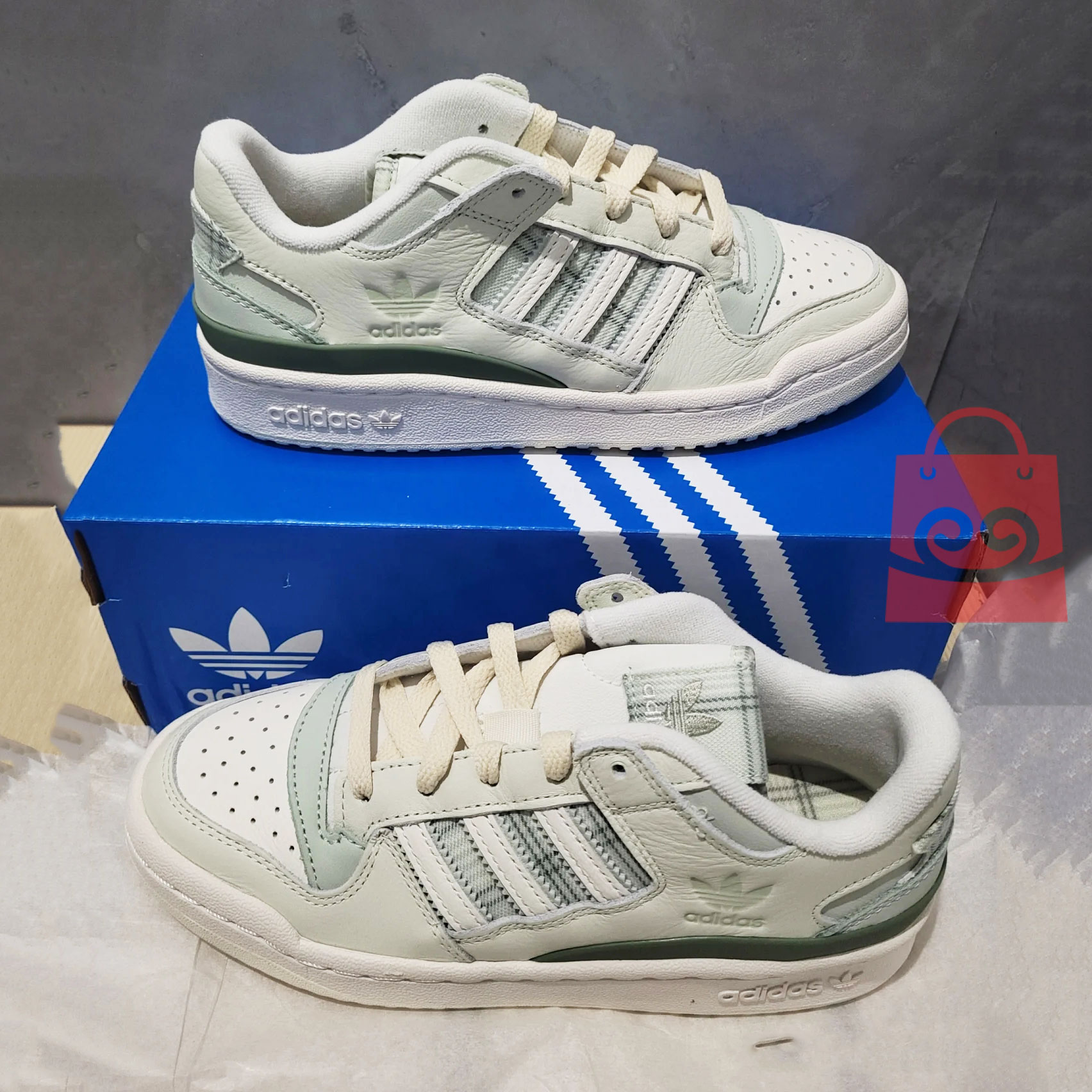 阿迪达斯男女同款运动休闲板鞋