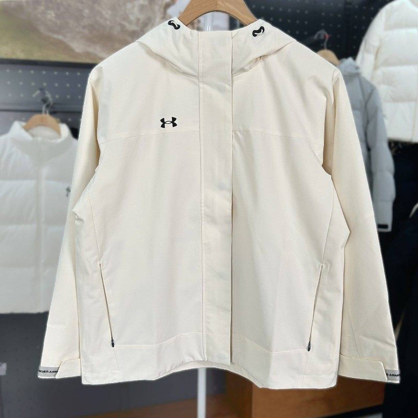 安德玛UA女子冲锋衣防风防泼水登山连帽运动休闲夹克外套23600402