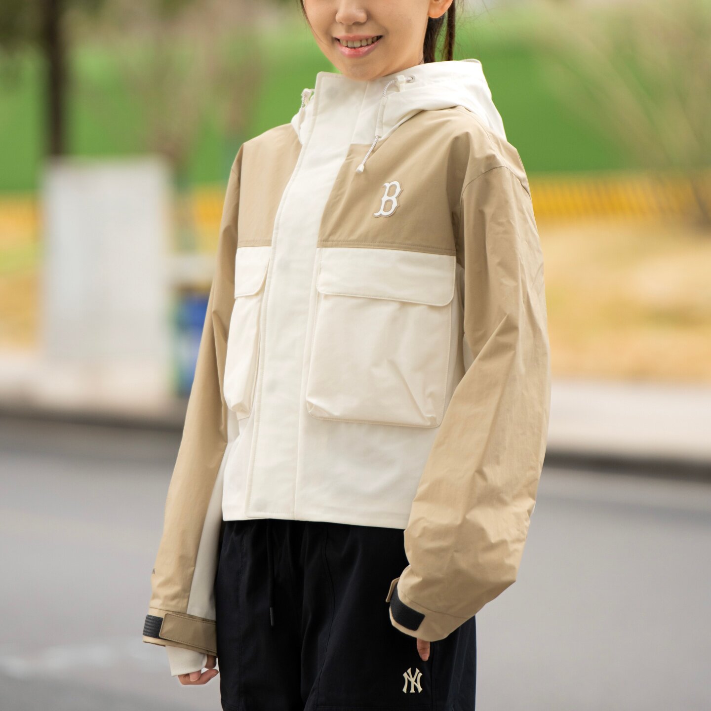 MLB女子冲锋衣2026春季新款NY撞色短款工装运动夹克外套3FWJB0261