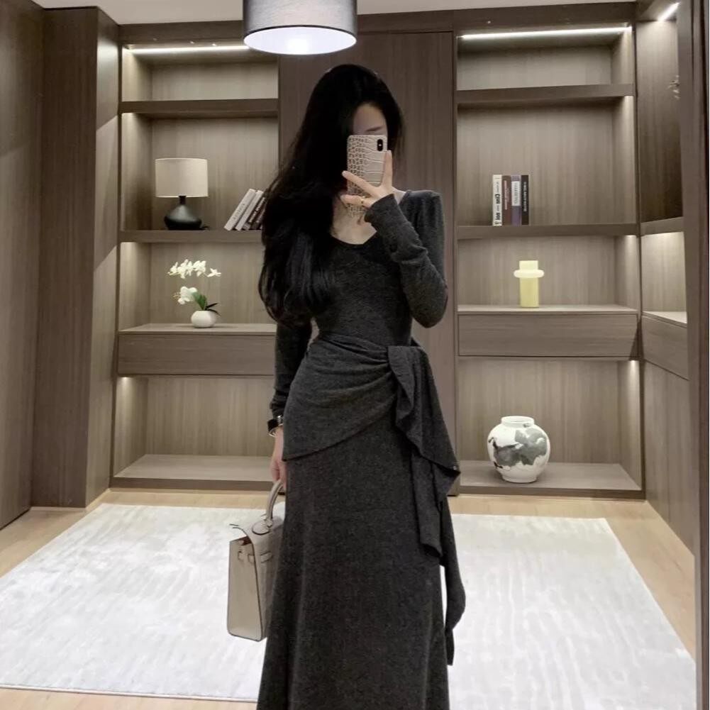 安喜乐针织连衣裙2026春季新款法式设计感修身显瘦v领包臀长裙女