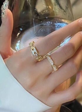 慵懒假日~轻奢闪钻字母叠戴戒指女ins小众感时尚可调节戒指环