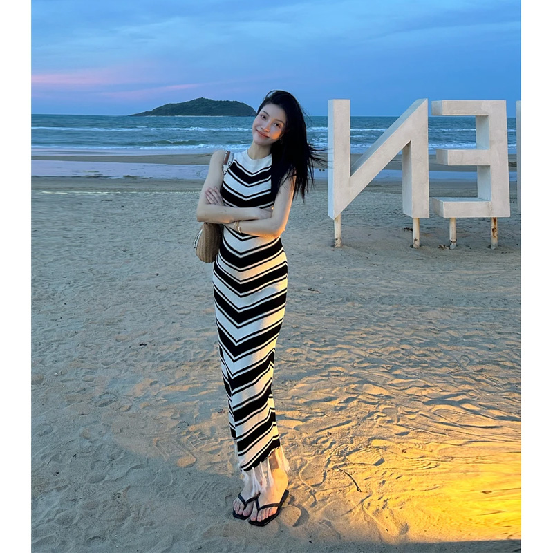 撞色条纹背心连衣裙女夏2025新款修身显瘦中长款流苏气质无袖裙子