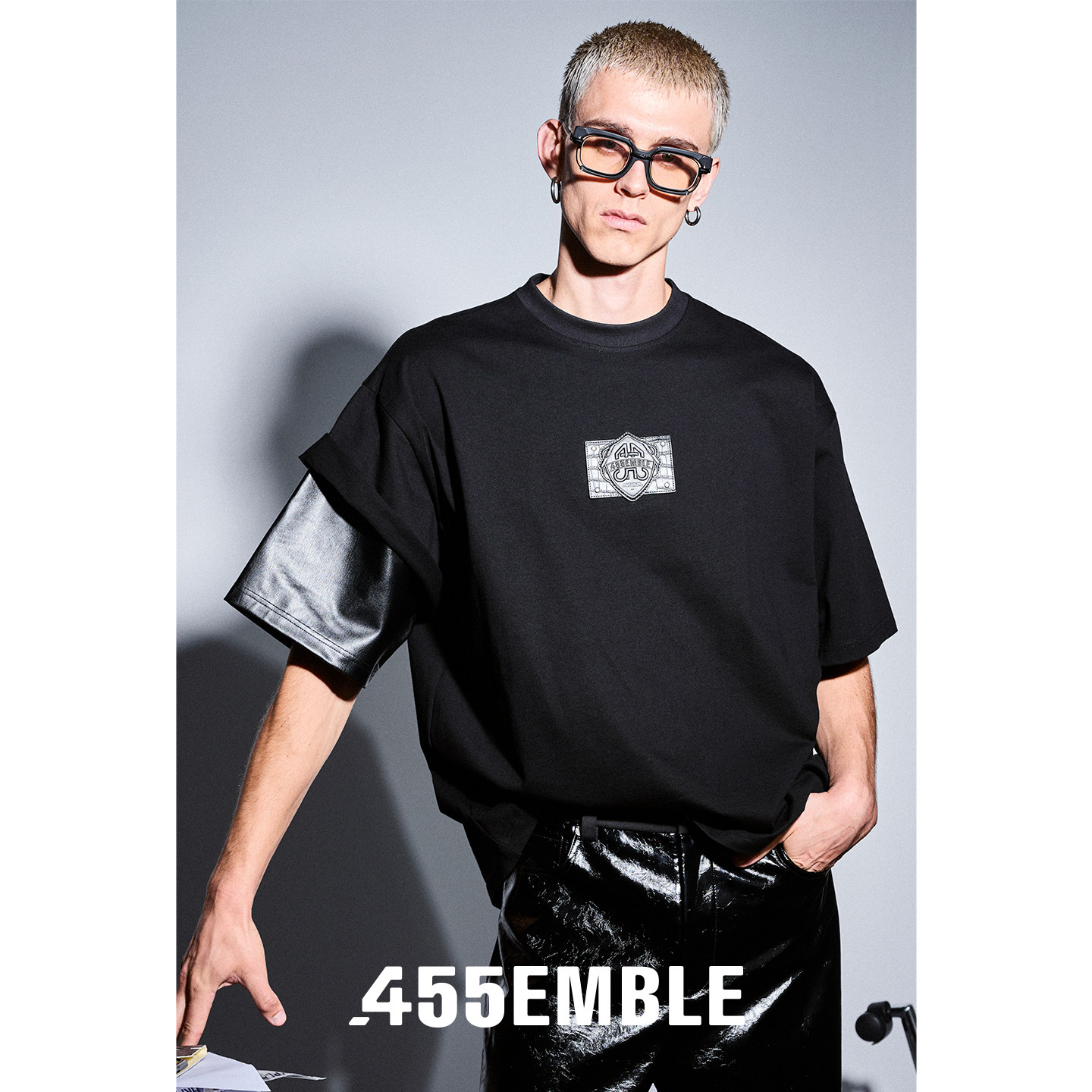 455emble男士皮革徽章皮标黑色T恤皮革皮袖拼接不对称设计宽松T恤