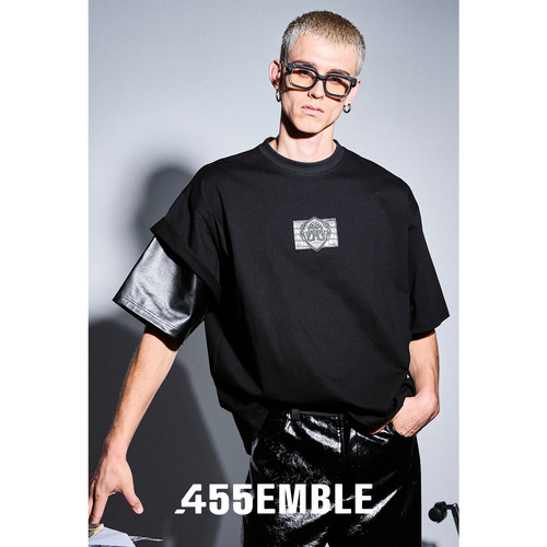 455emble男士皮革徽章皮标黑色T恤皮革皮袖拼接不对称设计宽松T恤