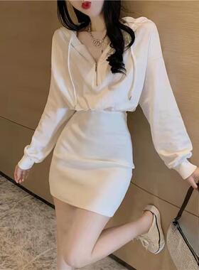 轻熟纯欲风短款连帽卫衣裙秋装2025新款长袖收腰包臀连衣裙小个子
