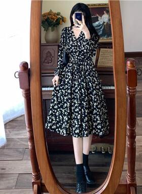 碎花连衣裙秋款女装2025新款法式黑色裙子小个子气质秋季打底长裙