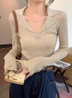 法式Polo翻领针织衫女秋冬感别致V领露锁骨长袖内搭打底上衣