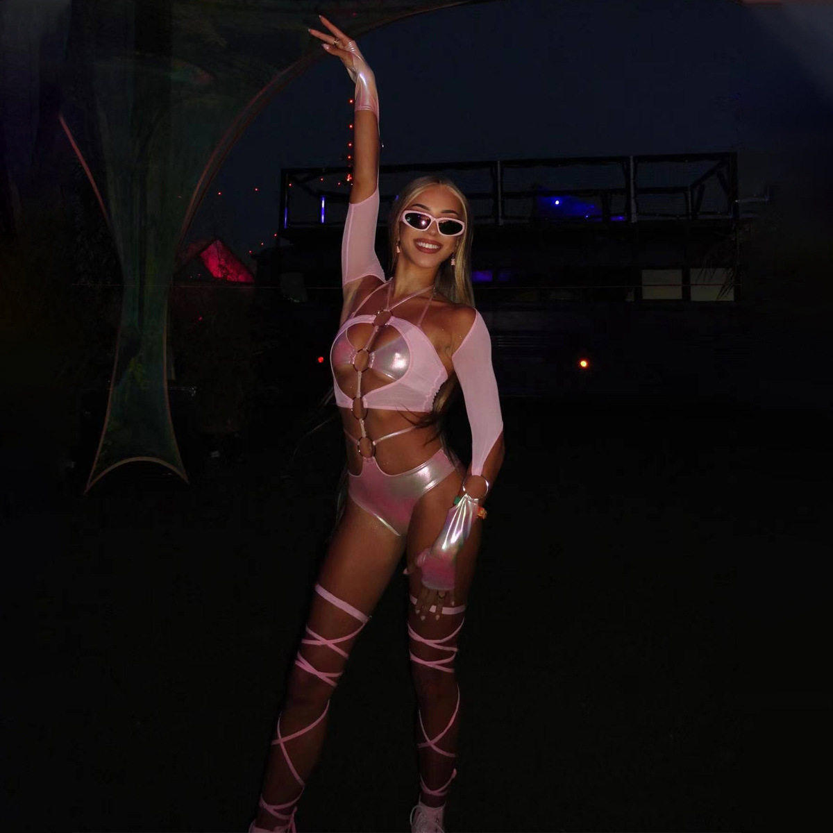 Outfitgirl音乐节穿搭粉色超酷辣妹镂空连体衣裤女腿带短披肩套装